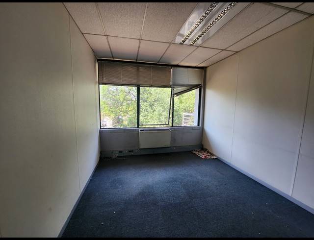 124M² OFFICE TO LET IN VORNA VALLEY